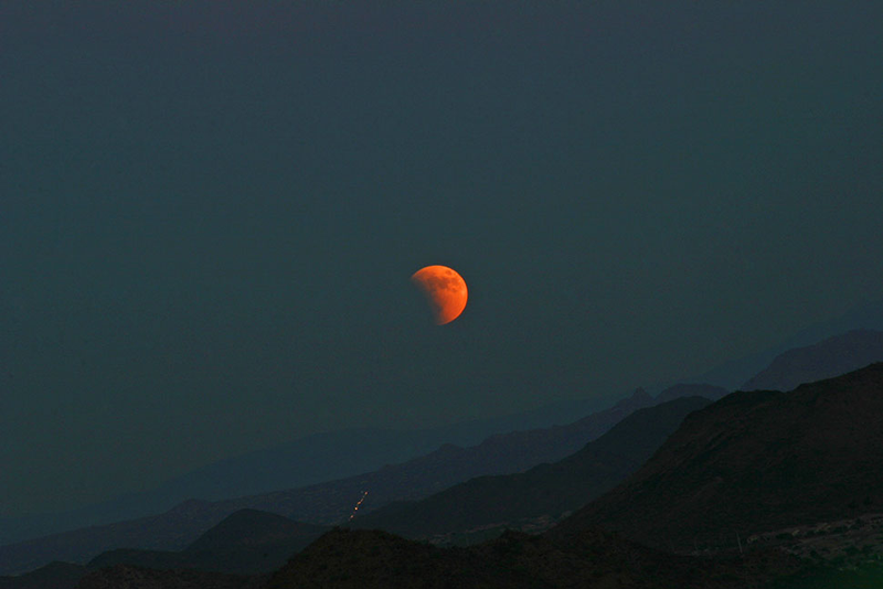 Illustration for article titled 34 Amazing Photos Of The Super Blood Moon